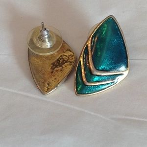 1 pair of earrings for pierced ears